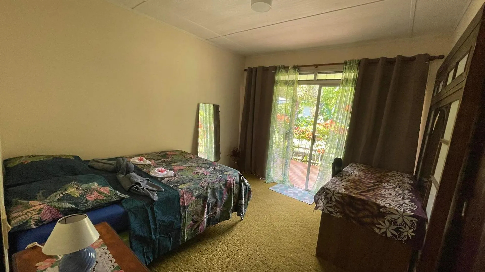 Room Le Bassin Tiarei  Homestay